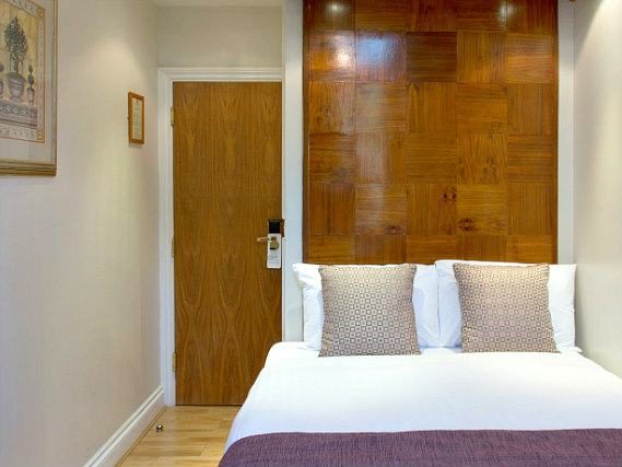 Enjoy a hot drink thanks to the tea/coffee making facilities in your room at Garden View Hotel