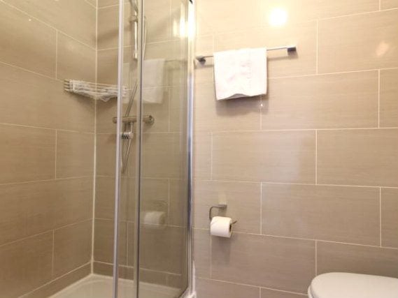 Ein Badezimmer im St Mark Hotel London