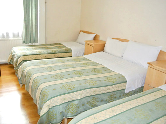 Ein Vierbettzimmer an Belgrove Hotel