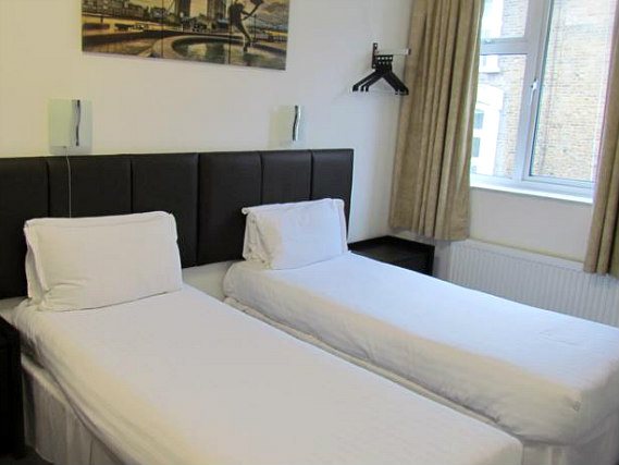 A twin room iEin Doppelzimmer im Camden Lock Hotels perfect for two guests