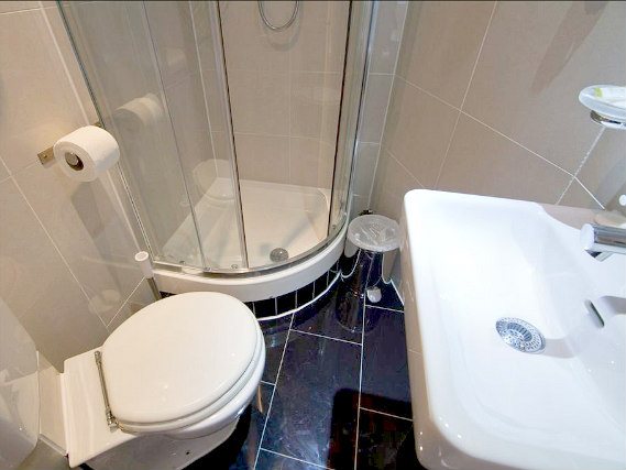 Ein Badezimmer im Hotel 43 London