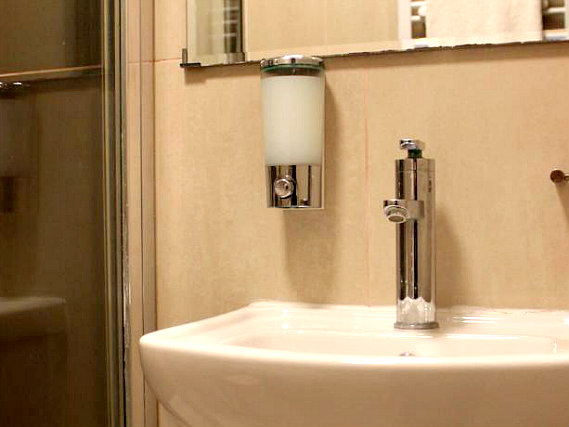 Ein Badezimmer im Royal Chulan Hyde Park Hotel