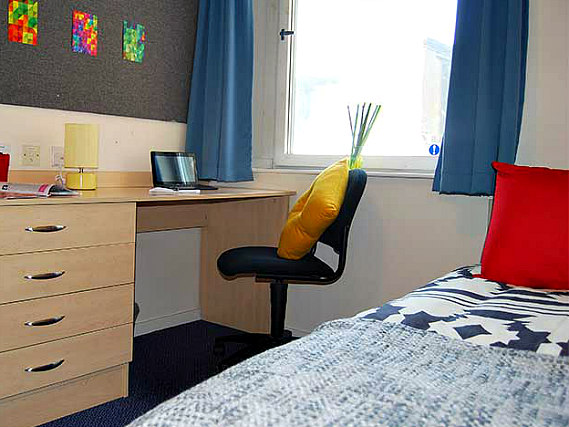 A single room at Dinwiddy House Budget Rooms
