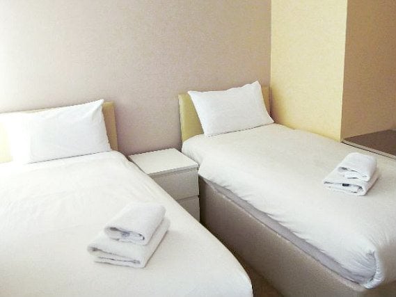 A twin roEin Doppelzimmer im Dylan Kensingtons perfect for two guests