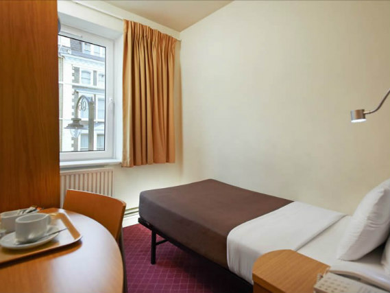 Ein Einzelzimmer im Ambassadors Hotel London Kensington