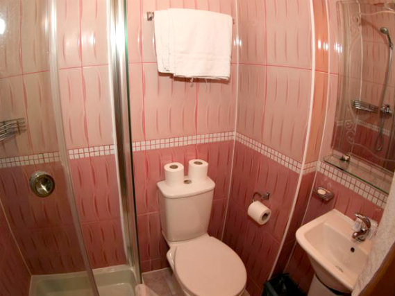 Ein Badezimmer im Holland Inn Hotel