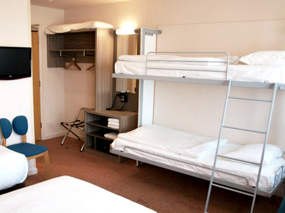 A typical dorm room at Comfort Inn London