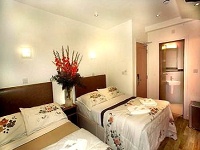 Ein typisches Zweibettzimmer im Notting Hill Gate Hotel