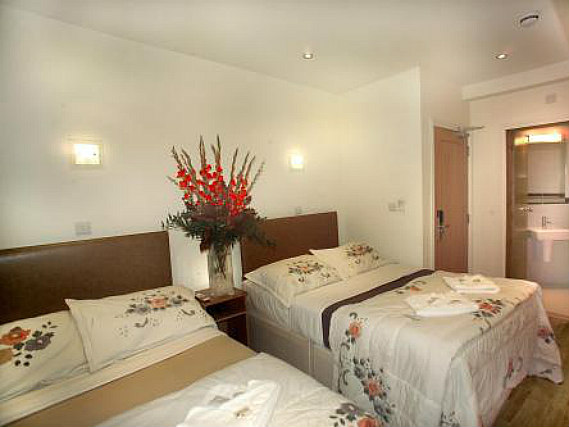 Ein Vierbettzimmer an Notting Hill Gate Hotel