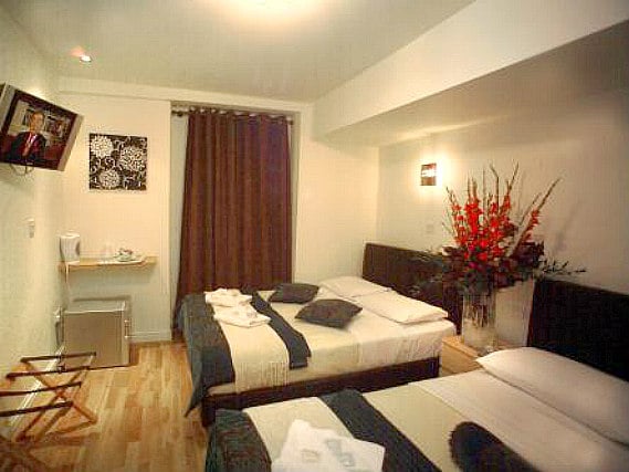 Ein Vierbettzimmer an Notting Hill Gate Hotel