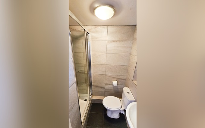 A typical bathroom at Hyde Park Court Hotel