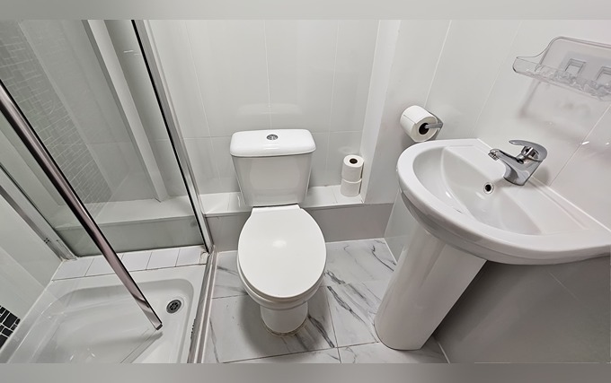 A typical bathroom at Hyde Park Court Hotel