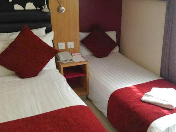 Habitación doble con camas separadas en Astors Hotel