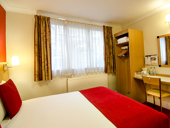 A double room at Comfort Inn London - Westminster is perfect for a couple