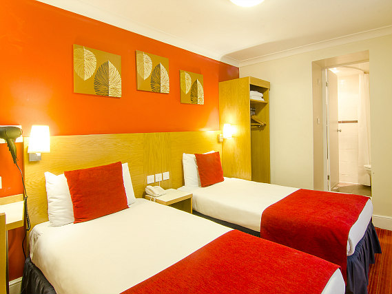 A twin room at Comfort Inn London - Westminster is perfect for two guests