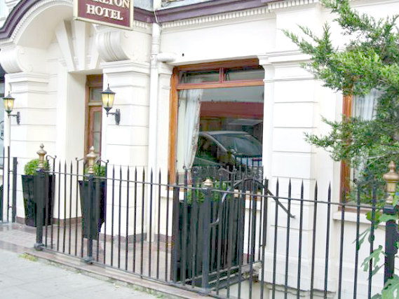 Fachada de Carlton Hotel London