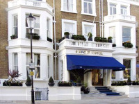 The attractive and traditional exterior of the Oxford Hotel London