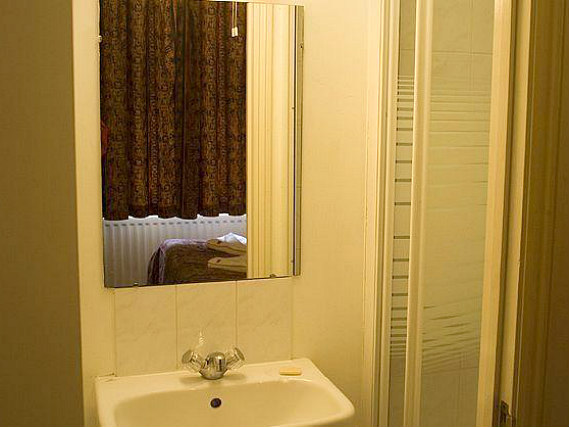 An ensuite bedroom at Palace Court Hotel London