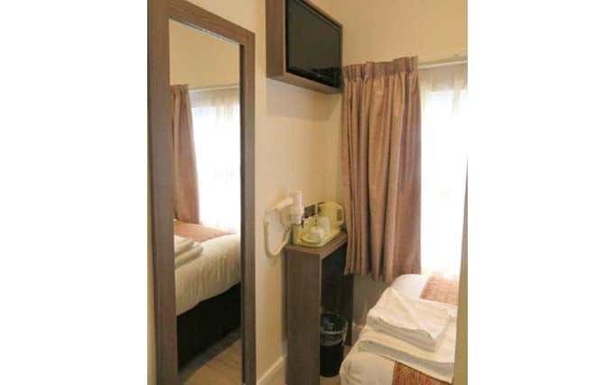 Room facilities at Glendale Hyde Park Hotel