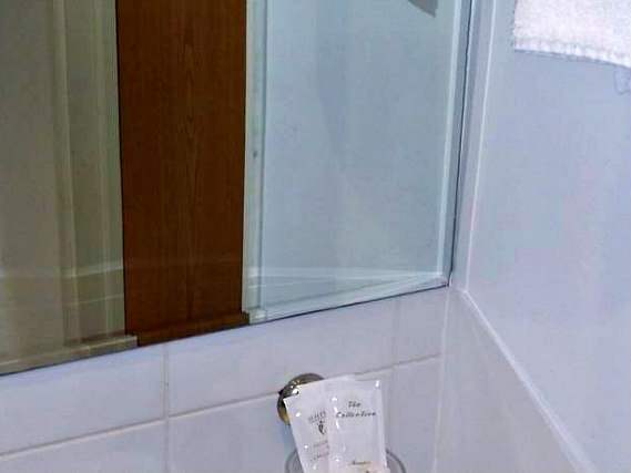 A bathroom at Arriva Hotel