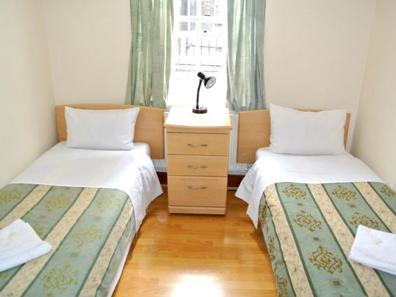 Habitación doble con camas separadas en Belgrove Hotel