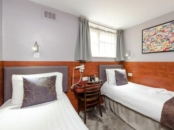 Habitación doble con camas separadas en Wardonia Hotel