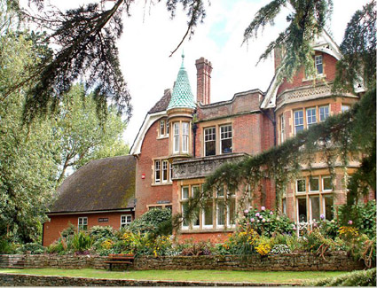 Reservar un hotel cerca de Crawley Museum Centre