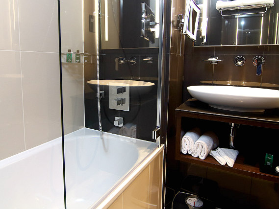 An ensuite bedroom at Shaftesbury Piccadilly Hotel