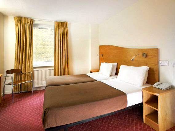 Habitación doble con camas separadas en Ambassadors Hotel London Kensington