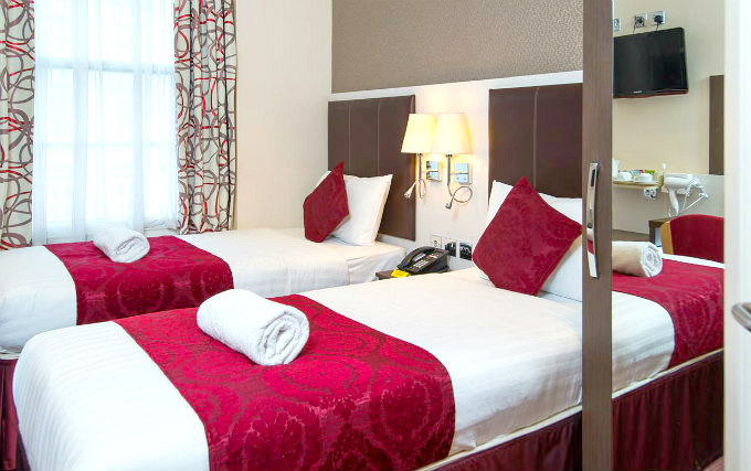 A twin room at Comfort Inn Buckingham Palace Road