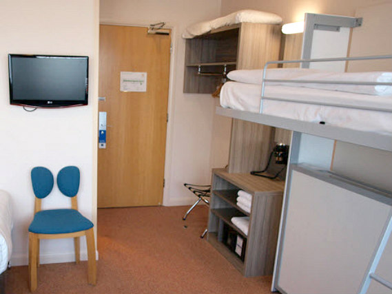 Dorm room at Comfort Inn London