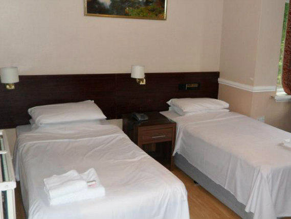 Habitación doble con camas separadas en Skyways Hotel