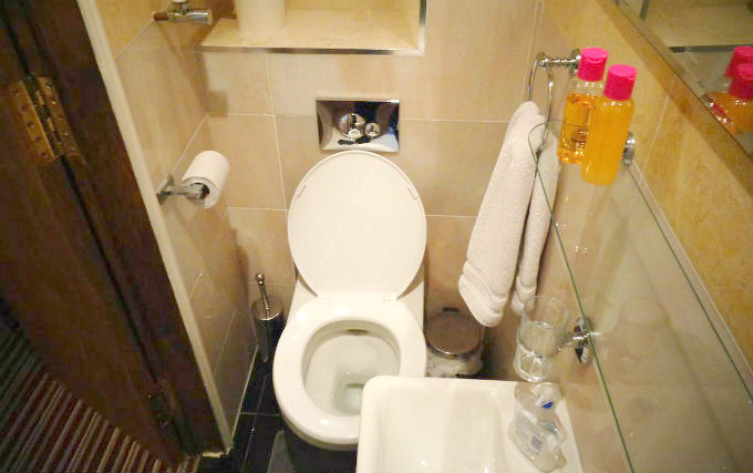 A typical bathroom at Ealing Guest House