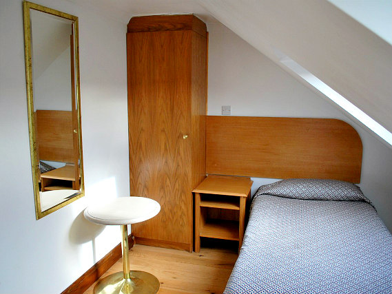Une chambre simple à West London Annexe Rooms