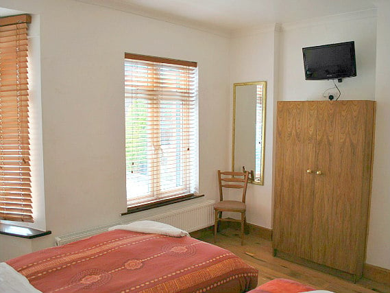 Une chambre triple de West London Annexe Rooms