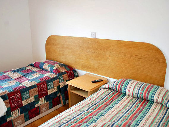 Une chambre avec lits jumeaux de West London Annexe Rooms