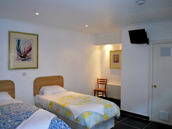 Une chambre avec lits jumeaux de West London Annexe Rooms