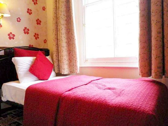 Une chambre simple à Hyde Park Court Hotel