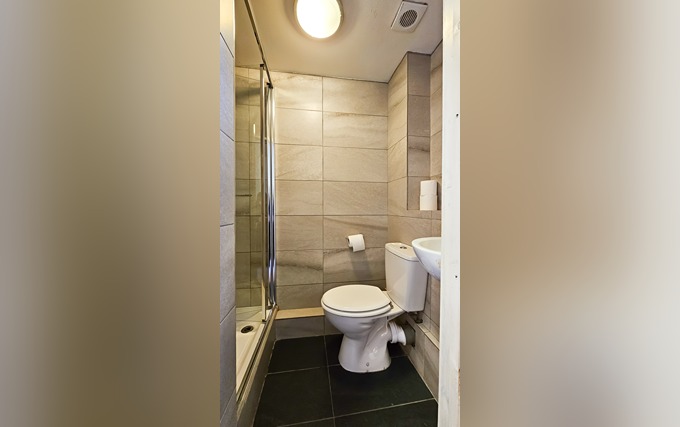 A typical bathroom at Hyde Park Court Hotel