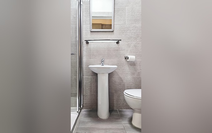 A typical bathroom at Hyde Park Court Hotel