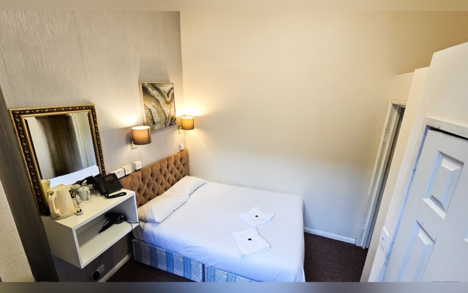 A comfortable double room at Hyde Park Court Hotel