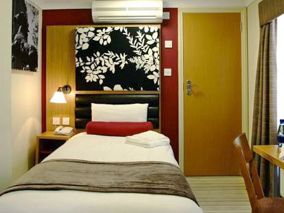 Une chambre simple à Astors Hotel