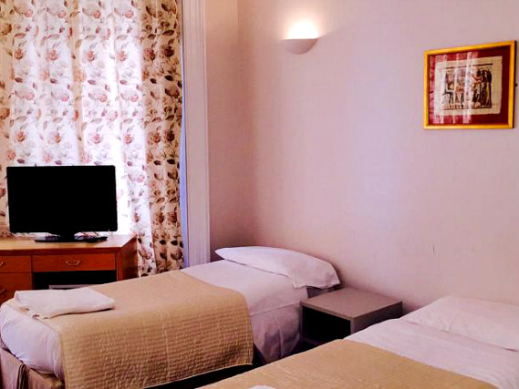Une chambre avec lits jumeaux de Bluebells Hotel