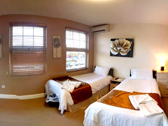 One of the twin rooms at Kingsland Hotel