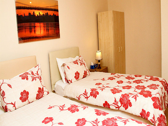 Une chambre avec lits jumeaux de Julius Lodge Thamesmead
