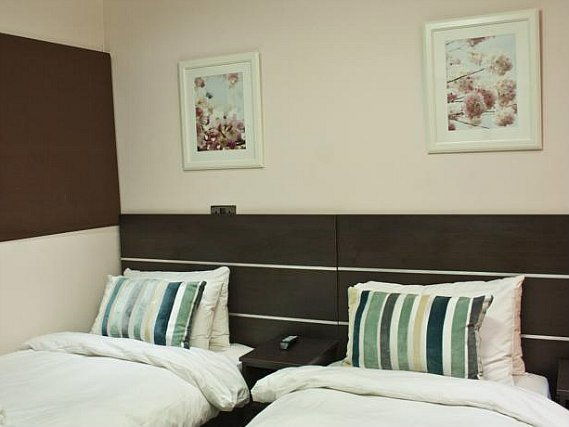 Une chambre avec lits jumeaux de BayTree Hotel