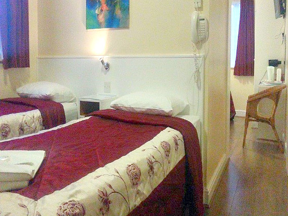 One of the twin rooms at Melbourne House Hotel