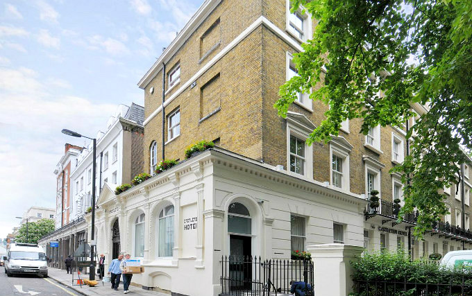 The entrance to Castleton Hotel