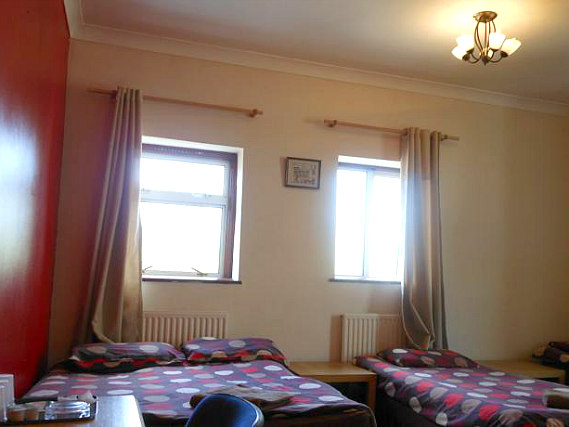 Une salle de quad à Travel Inn London