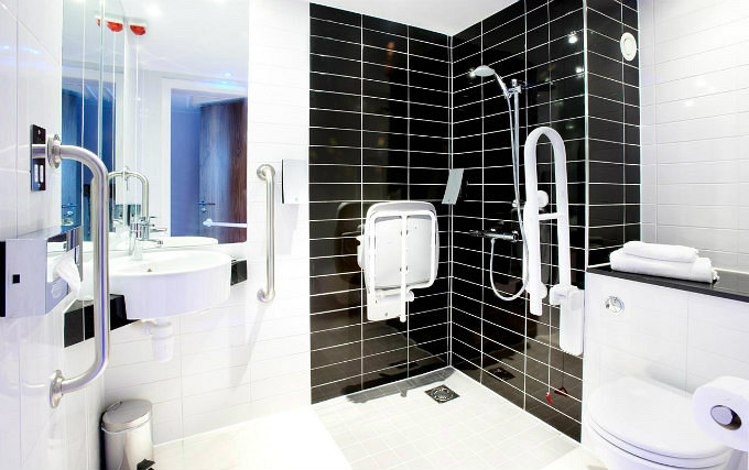 A typical bathroom at Holiday Inn Express City